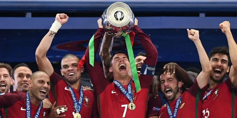 Ronaldo giương cao chức vô địch Euro 2016 